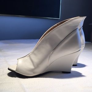Flaming white wedge wing shoes!